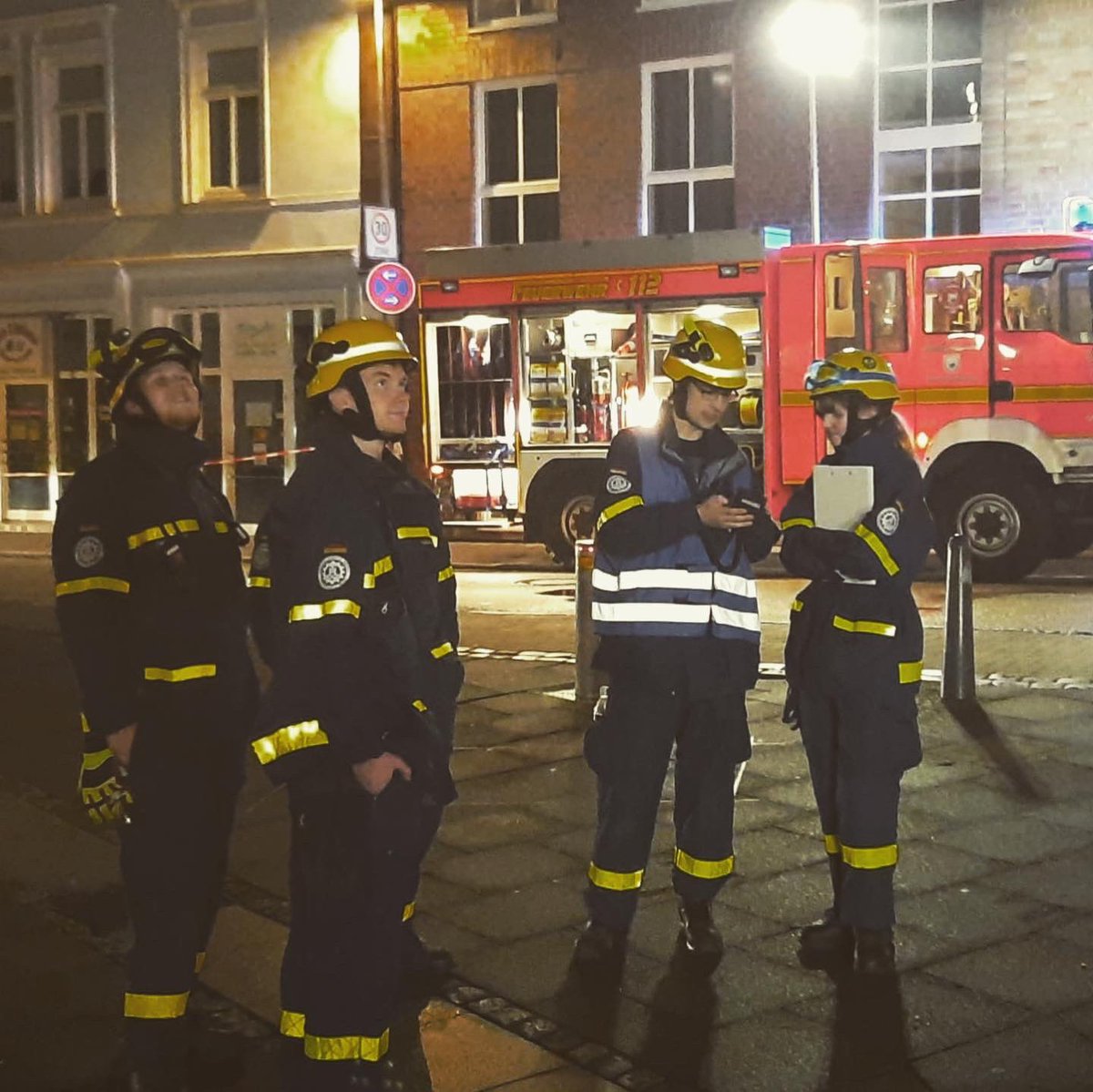 THWBadOldesloe's tweet photo. ++ Einsatz THW Bad Oldesloe ++

Am Donnerstagnachmittag wurde unser THW-Fachberater zu einem Großbrand in der Oldesloer Innenstadt gerufen. 

Der Einsatzleitung wurde kurzum die Alarmierung der Baufachberaterin des THW OV Lübeck empfohlen. https://t.co/zX9n2NiFgL