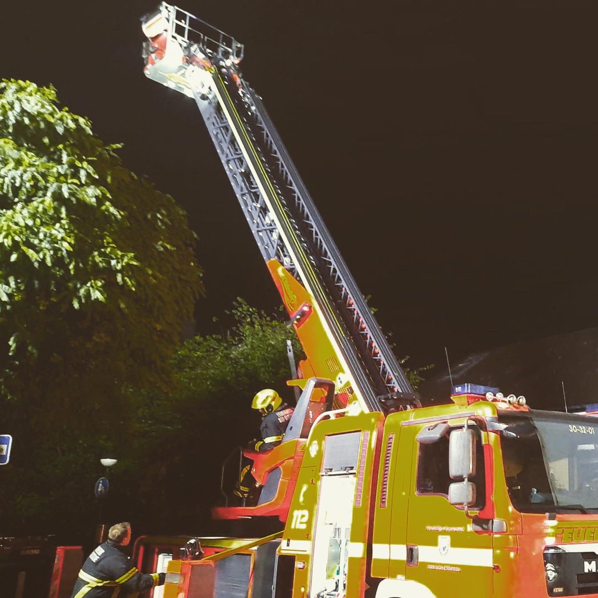 THWBadOldesloe's tweet photo. ++ Einsatz THW Bad Oldesloe ++

Am Donnerstagnachmittag wurde unser THW-Fachberater zu einem Großbrand in der Oldesloer Innenstadt gerufen. 

Der Einsatzleitung wurde kurzum die Alarmierung der Baufachberaterin des THW OV Lübeck empfohlen. https://t.co/zX9n2NiFgL