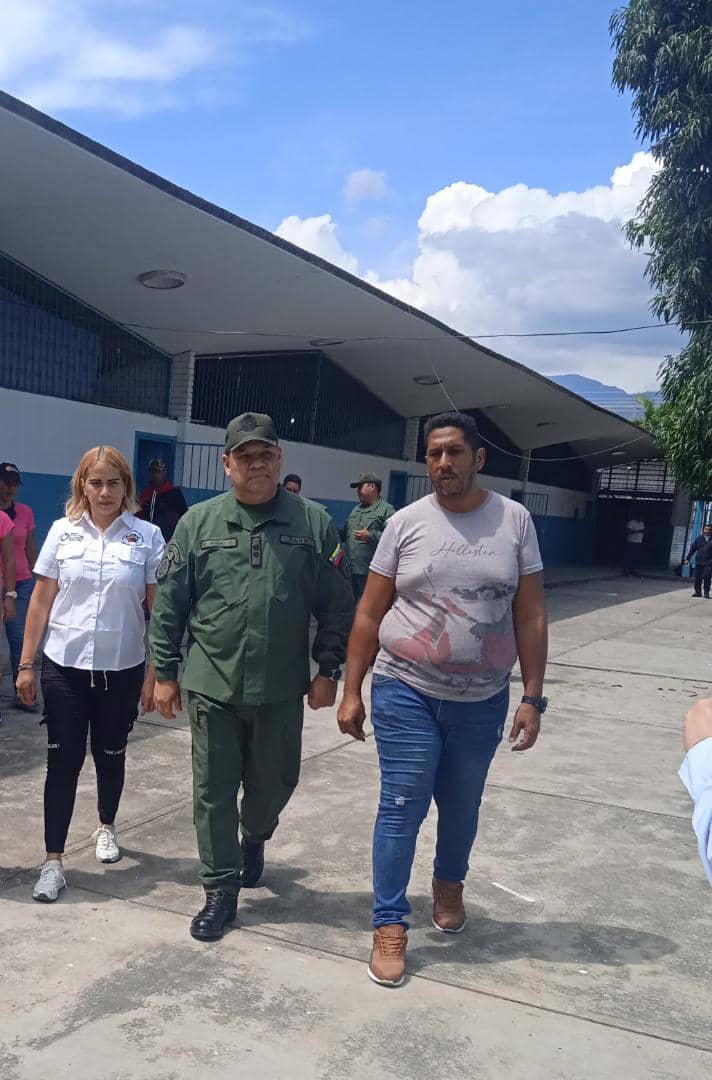 penb_jose's tweet photo. El Penb José Antonio Maitin #BricomilesEnAccion   
En el marco del nuevo año escolar 2022-2023 con el apoyo de @AGROFANBCA @Cavim_Fanb  #VenezuelaInexpugnable @NicolasMaduro  @Soykarinacarpio @leoalvacabrera  @ZE_Aragua https://t.co/pzsk7gYyWc
