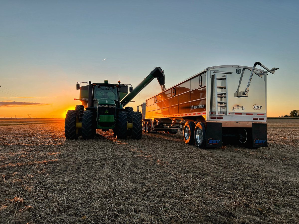 _AdamShanks_'s tweet photo. Harvest sunsets are hard to beat 👌🏻#ShanksBrosFarms #Pioneer #EBYTrailers https://t.co/p5lALFPHeK