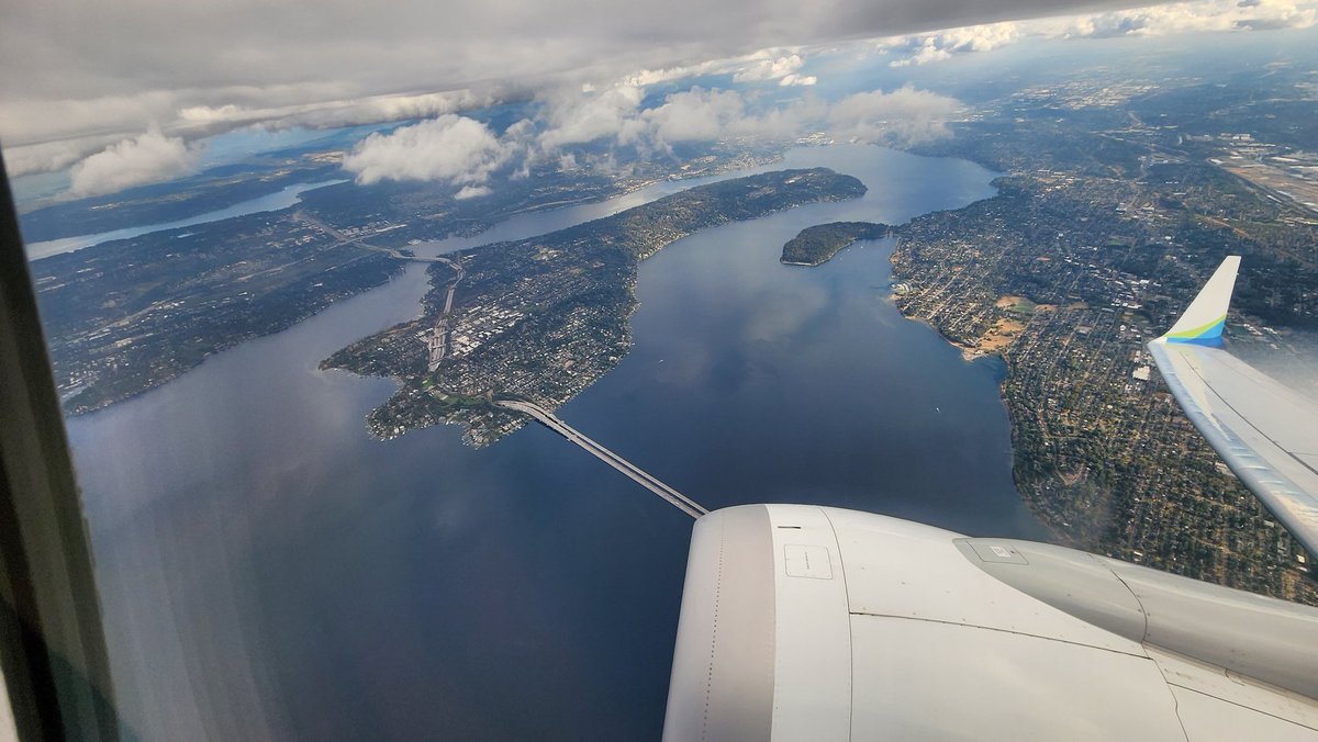 daphobes's tweet photo. On my way to Kansas to support the @SoundersFC i never get tired of the view flying in and out of SEA on @AlaskaAir #iFlyAlaska #flight434 #EBFG #sounderstillidie https://t.co/7HifiVpQJm