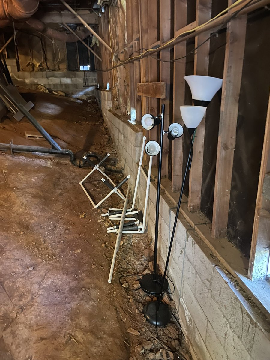 jmcdanielx's tweet photo. Just empty boxes, paint, and a few random things in the crawl space (the very tall crawl space on the garage side). https://t.co/GfVcAJemwc