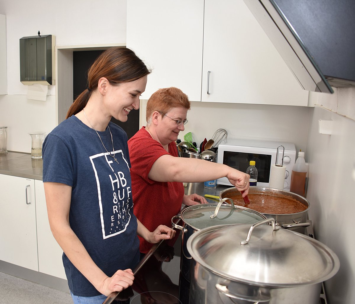 SalvationArmyDK's tweet photo. Den 30. september er #FrivilligFredag og en god anledning til at takke den hær af skønne og seje frivillige, der gør en forskel i Frelsens Hærs genbrug, væresteder, familiearbejde m.m. Stor tak til jer 👏 
Vil du være frivillig i Frelsens Hær, så kig forbi https://t.co/iIoOkUNSW0 https://t.co/bYAOGpSlET