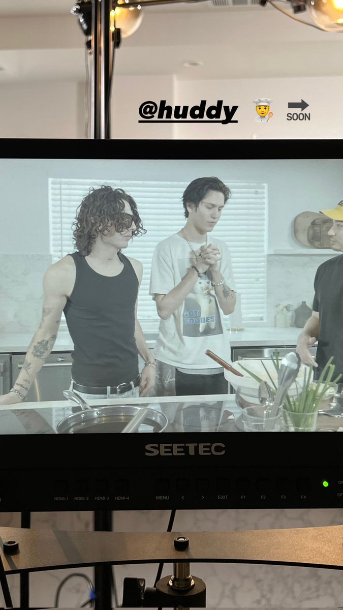 huddyrepublic's tweet photo. .@Baby7am is the new guest of @xhuddy's patreon video series, "Hungry hours". You will be able to watch what is happening soon.🤞🏻🖤
©️: via @/huddy @/baby7am İnstagram Stories
•
•
•
#Huddy #ChaseHudson #Seven #patreon #HungryHours https://t.co/KvHvK9IXEX