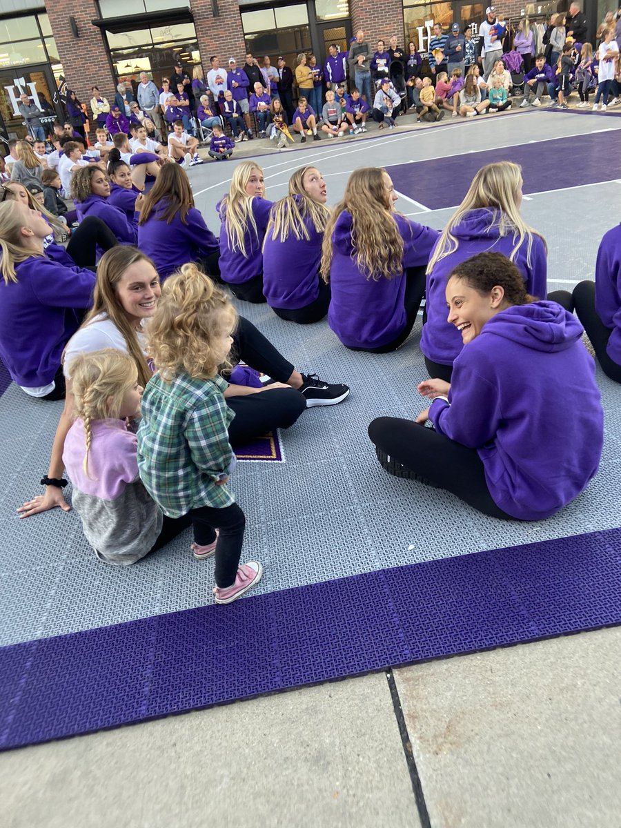 UNIwbb's tweet photo. Chatting with the little Panther fans after the skills competitions 🥰 #EverLoyal https://t.co/3y5XVrWQHE