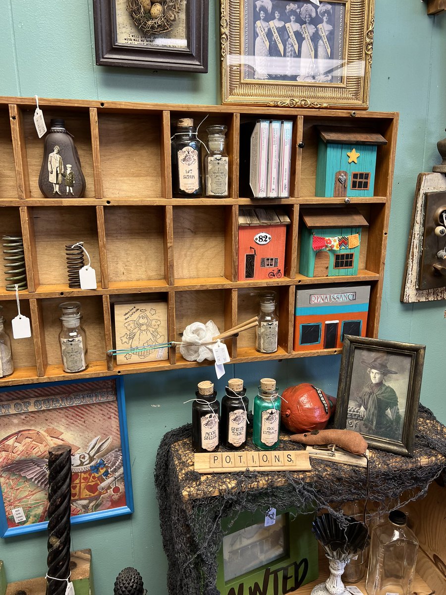 MontillaMonee's tweet photo. Need some Halloween decorations? Come check out @boxesfromattic on October 1 and pick some AUTHENTIC decorations to add some spice to your living space🎃. Mention my name at checkout to help support!! #NIL @INFLUXERAPP https://t.co/5K77I7VhIS
