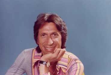 tvobscurities's tweet photo. Unaired sitcom SNIP, starring David Brenner and Lesley Ann Warren, was supposed to debut 46 years ago today in 1976 on NBC. The network canned the show at the last minute after filming seven episodes.  James Komack created the series. #ForgottenTV #ObscureTV #ClassicTV https://t.co/SDCO7mGEMN