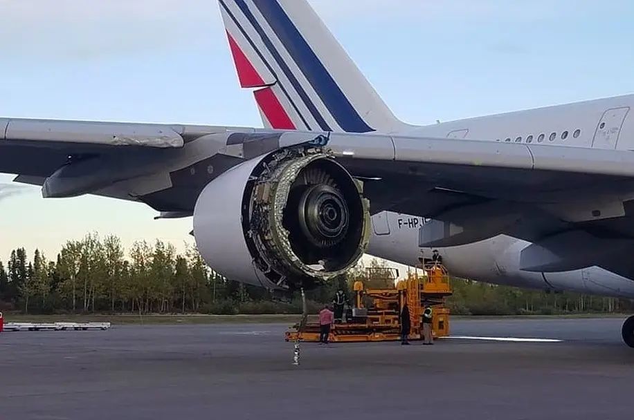 OnDisasters's tweet photo. #OTD in 2017: Air France Flight 66, an A380 with 521 aboard, has an uncontained engine failure over southern Greenland. Jet lands safely in Goose Bay (Canada) all aboard unharmed. Cause traced to metal fatigue: Factors: design, maintenance procedures, certification, others. https://t.co/iJDvIGcEMg