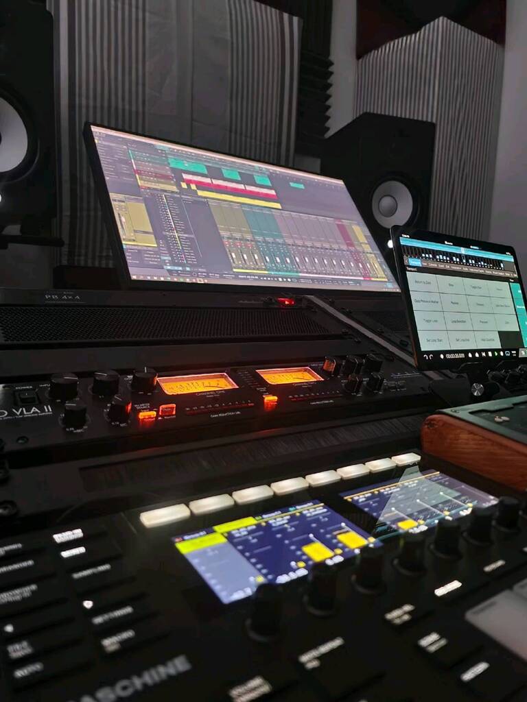 RiddimAddict's tweet photo. Late 🌙 mixing sessions! 

New Focus #staytuned #riddimaddictrecords #jtmmixing&amp;mastering 

#mixing #mastering #makeover #newgear #studiogear #studiodesign #studiodesk #accoustictreatment #studioengineer #recordingstudio https://t.co/3dHoJjndUJ