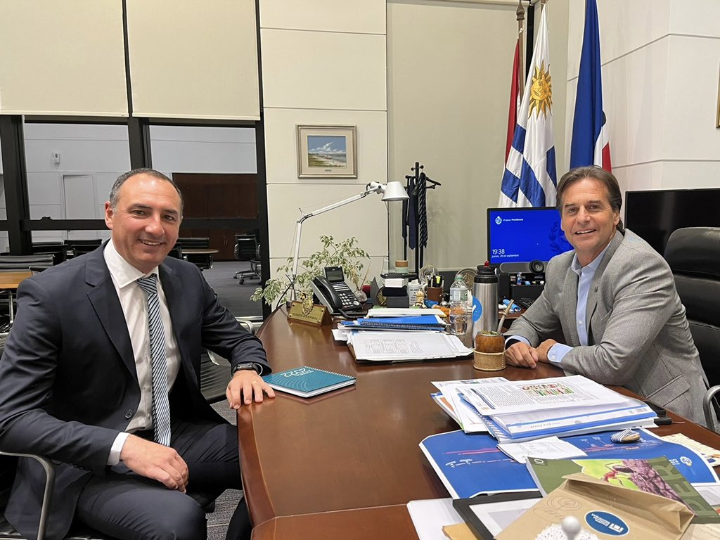CarlosAlbisu's tweet photo. Otra linda reunión con @LuisLacallePou , donde hablamos de varios temas del Departamento, acciones que son necesarias para que se den resultados.
Brindamos el apoyo que se merece y podemos estar muy tranquilos que tenemos un gran Presidente! https://t.co/mHOJmkzRiL