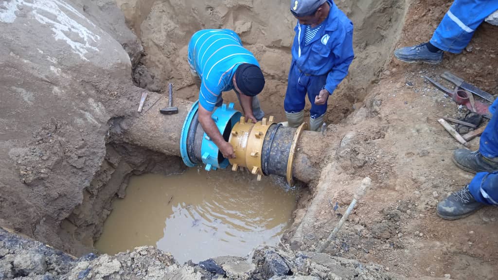 HIDROFALCON's tweet photo. Gracias al del Pdte. @Nicolasmaaduro y la #VenAppSocial  el #EquipoDeAzul  procedió a los trabajos de sustitución de colapso en línea de HF de 18" del sistema que suministra agua al eje centroeste de Coro, mcpio Miranda. @RMarcoTorres @MinAguasVen @andresmmigente @GobVictorClark https://t.co/xR2mDPlUGv