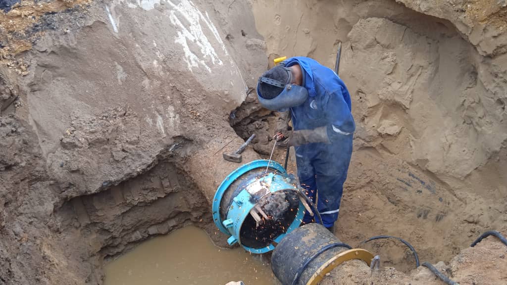 HIDROFALCON's tweet photo. Gracias al del Pdte. @Nicolasmaaduro y la #VenAppSocial  el #EquipoDeAzul  procedió a los trabajos de sustitución de colapso en línea de HF de 18" del sistema que suministra agua al eje centroeste de Coro, mcpio Miranda. @RMarcoTorres @MinAguasVen @andresmmigente @GobVictorClark https://t.co/xR2mDPlUGv