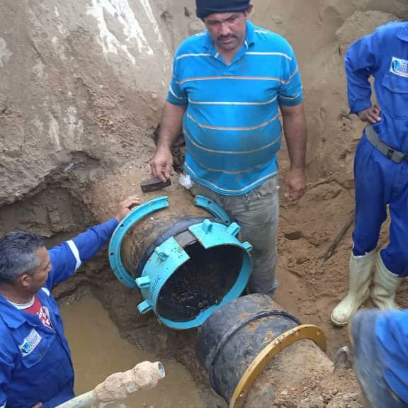 HIDROFALCON's tweet photo. Gracias al del Pdte. @Nicolasmaaduro y la #VenAppSocial  el #EquipoDeAzul  procedió a los trabajos de sustitución de colapso en línea de HF de 18" del sistema que suministra agua al eje centroeste de Coro, mcpio Miranda. @RMarcoTorres @MinAguasVen @andresmmigente @GobVictorClark https://t.co/xR2mDPlUGv