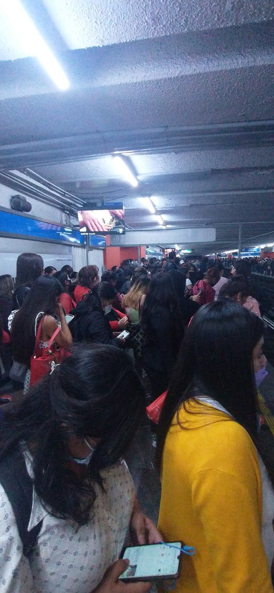 JacquiHB9's tweet photo. Retraso en la línea del metro #azul #linea2 #ciudaddemexico https://t.co/3SEXES89ya