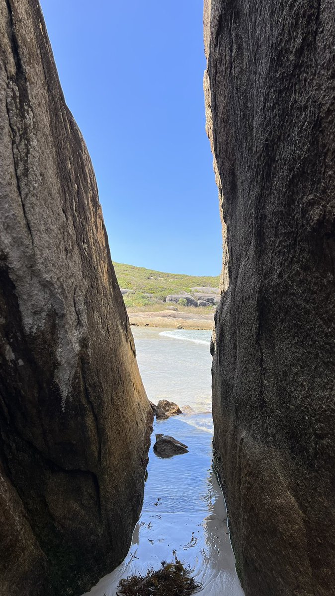 ycjhung's tweet photo. Doorway to a slice of heaven
.
.
#elephantrocks #touristing #westernaustralia https://t.co/khYtGROBDD