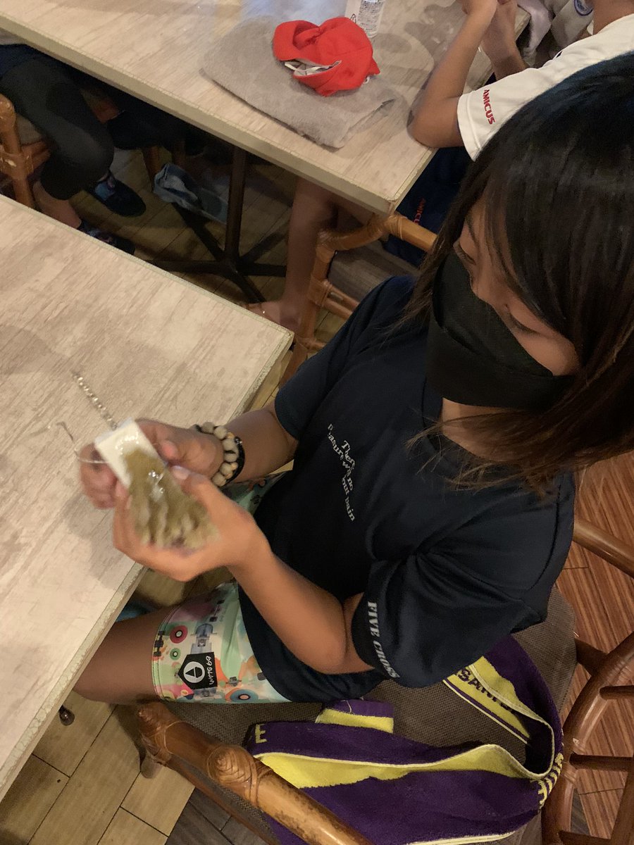 AmicusOkinawa's tweet photo. 5年生宿泊学習2日目
サンゴの苗づくり
G5 Overnight Trip Day2
Coral seedlings making
#沖縄　#沖縄アミークス　#万座ビーチリゾート #anaintercontinental #恩納村　#SDGs https://t.co/SgZ6BRqoIp