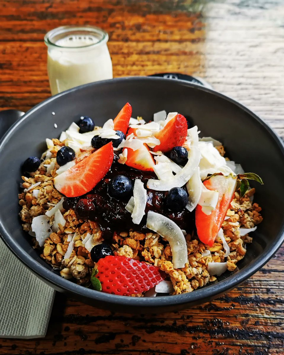 SteveAsh7's tweet photo. A Bowral morning on a rainy day, followed by a late breakfast @southhillkitchen ☔🍽️
-
#chimneystack #chimneys #blossom #trees #rocket #tulips #tulipfestival #bowraltulipfestival #breakfast #granola #nomnom #yummy https://t.co/QoVN0RDVI7