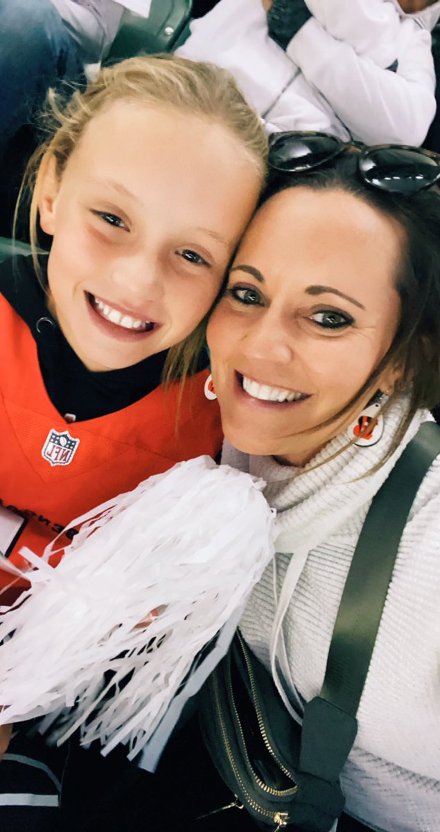 ElizabethCullu4's tweet photo. Celebrating mommy’s birthday!! #35 #RuleTheJungle https://t.co/3j3EcdEjIl