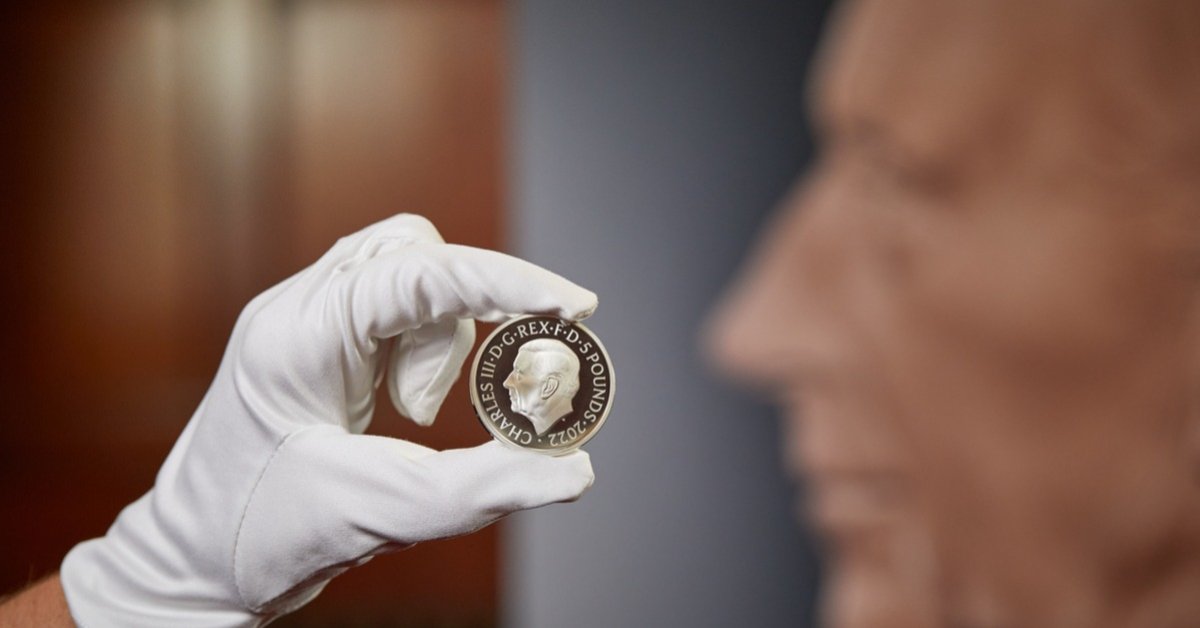 Royal_FamilyUK's tweet photo. The first official coin portrait of King Charles III which has been designed by Martin Jennings FRSS https://t.co/l6Bnb3tGiw