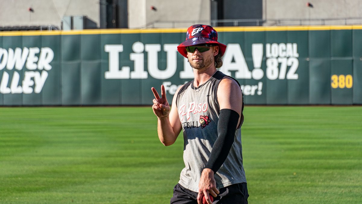 Getting in some throws ahead of tomorrow night's PCL Championship Game! Watch for free at MiLB.tv starting at 8:05 PM MT @jaygroome55 | @aaronleasher | #FearTheEars