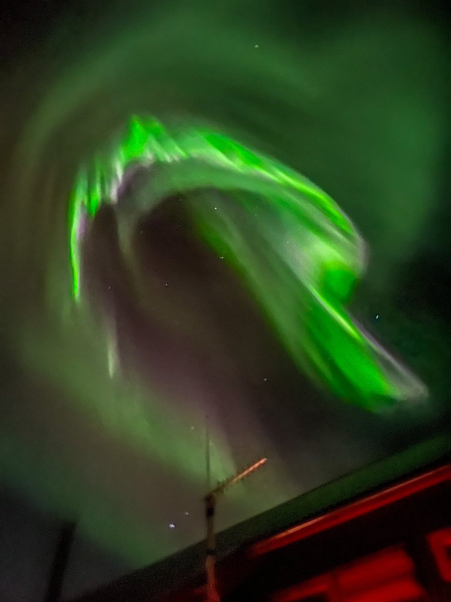 TounsiBiker's tweet photo. Iceland en direct j’ai jamais vu quelque chose d’aussi beau et d’aussi impressionnant c’est encore 1000x mieux en vrai les aurores boréales https://t.co/V2WtuC7CCE
