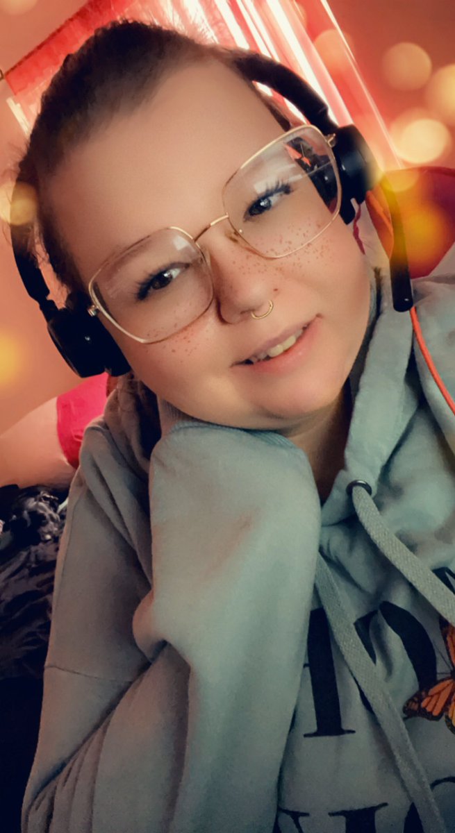 nerdieannie's tweet photo. Let’s go!! Playing fortnite on https://t.co/Nnm6luvrJj https://t.co/j17SmrVRtR