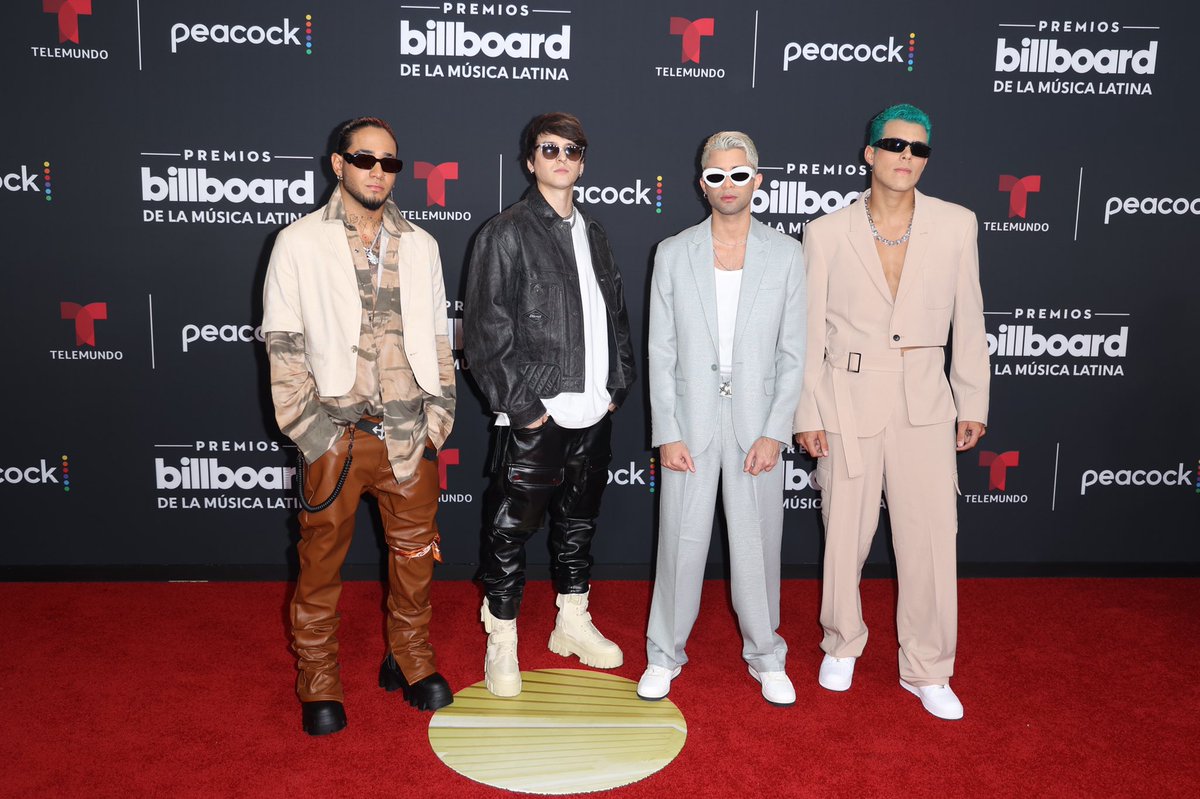 enowlatino's tweet photo. Amamos los looks de los cuatro ⭐️⭐️⭐️⭐️ @CNCOmusic #CNCO #AlfombraRojaE! #Billboards2022 
[📸: Getty] https://t.co/gumWzQWBQ2