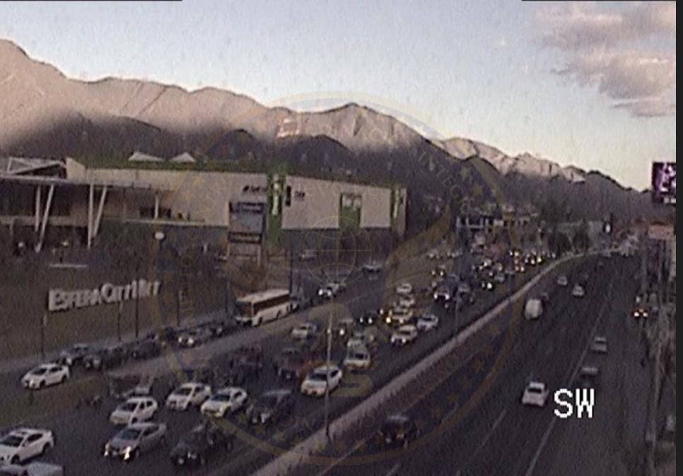 C5NuevoLeon's tweet photo. #C5NLinforma 🚙🔧

VEHÍCULO DESCOMPUESTO en Carr. Nacional y La Rioja, con dirección de SUR a NTE, Col. Villas La Rioja #Monterrey; se registra tráfico en la zona, maneje con precaución ⚠️ @SSPCMonterrey https://t.co/GTDv9PEFX4
