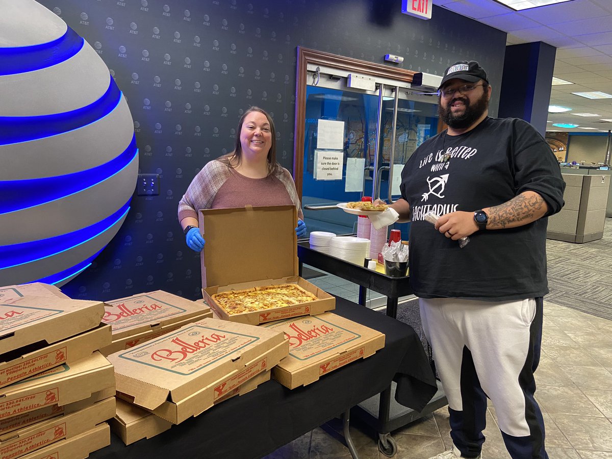 ruthtadlock's tweet photo. Who doesn’t like pizza!?! So great to enjoy lunch with our employees and continue to welcome them back to the center! #RasingTheFlagg #WeGotYourBackOffice #LifeAtATT @JulieHockenber1 @AdamMiller0615 @kellyflagg https://t.co/6CHiXGHyKg