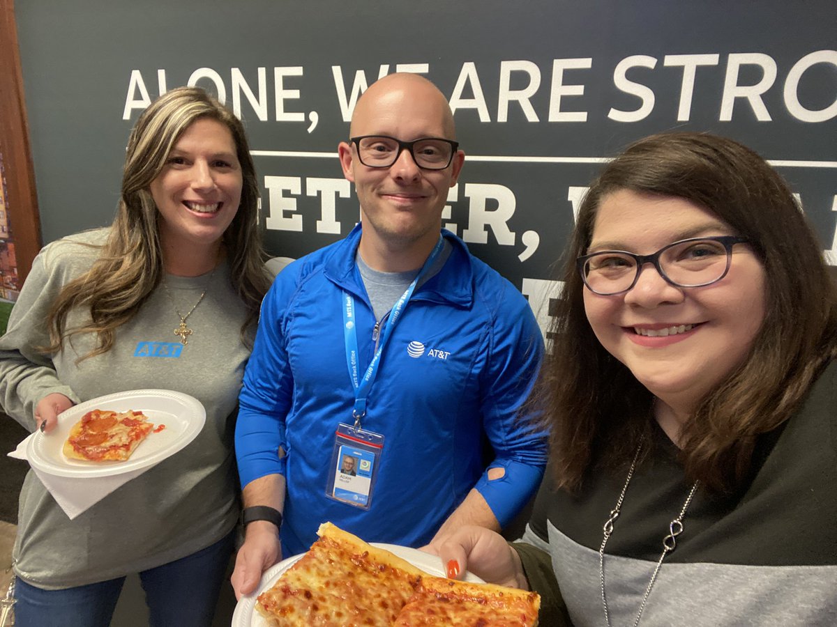 ruthtadlock's tweet photo. Who doesn’t like pizza!?! So great to enjoy lunch with our employees and continue to welcome them back to the center! #RasingTheFlagg #WeGotYourBackOffice #LifeAtATT @JulieHockenber1 @AdamMiller0615 @kellyflagg https://t.co/6CHiXGHyKg