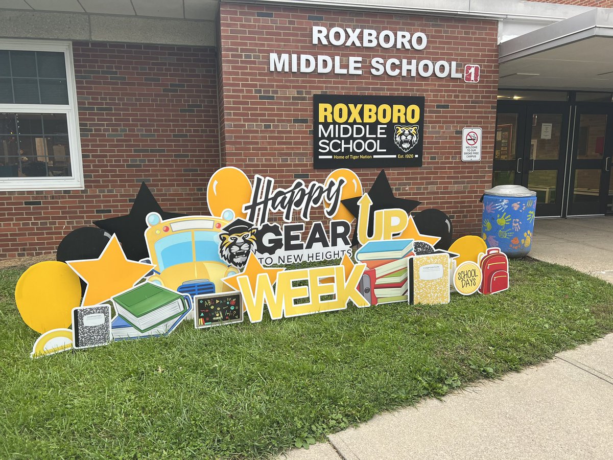 EdServiceschuh's tweet photo. Exciting Celebrating National GEAR Up Week @CHUHRoxMid and dressing up with a 90’s theme. Week long celebration can’t wait for tomorrow’s Black & Gold Day! @HeightsHighCHUH #RoxMid #GEARUP2022 #TigerNation https://t.co/u6o96HwqIx