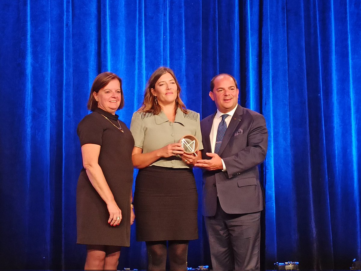 #SMQ2022 Le prix Excellence 2022, ex æquo pour la catégorie 2, est remis au projet : Ô merde ! du @mcqorg Bravo! #PrixExcellence2022