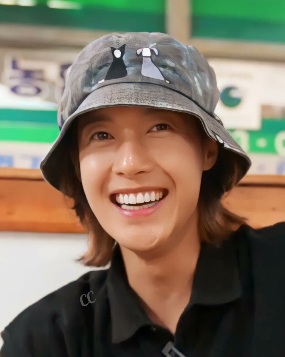 claudiacruzmor3's tweet photo. Ya llegó pobre no lo dejaban avanzar fue una locura esa bienvenida 😅 muy emocionante todo Henecias de México que mañana disfruten cada momento junto a HyunJoong denle mucho amor y compartan fotos y videos después del concierto 😉 🎉

#WorldTourLatamKHJ
#KimHyunJoongEnMexico https://t.co/ZS8A7uhMHf