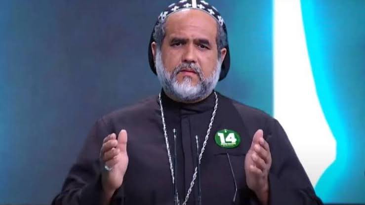 sensacionalista's tweet photo. Padre Kelmon chega para debate, é confundido com figurante e grava cena de novela https://t.co/nqR4GVJtAO