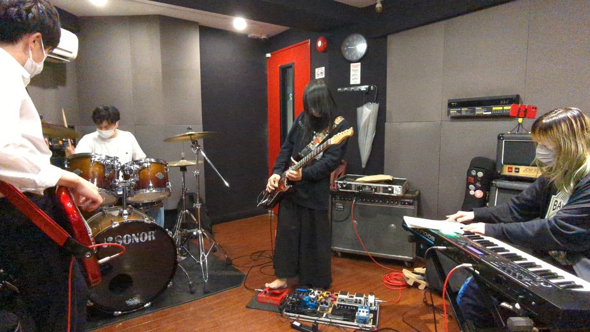 Bl00dycat's tweet photo. 明日10/1に巣鴨獅子王でお披露目の""すごいやつ""を練習中のあめふらしメンバー☔☔☔
20:55〜と最近のライブにしては遅めの出演時間なんだけど、土曜日だし！聞きに来てほしいな！って。 https://t.co/ZrSAdXUQK3