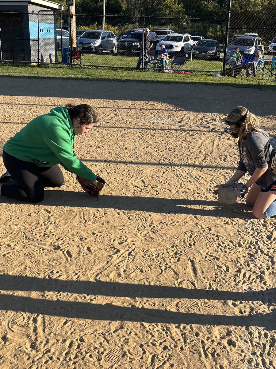 HerdSB's tweet photo. Our girls had a great time volunteering at Ona Little League tonight. The future is full of ⭐️’s #OneHeartOneHerd https://t.co/oLaZE0B0Dd