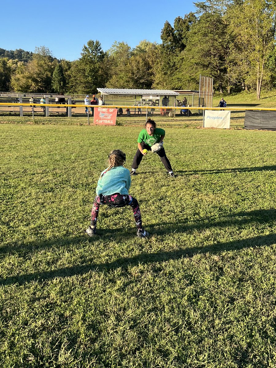 HerdSB's tweet photo. Our girls had a great time volunteering at Ona Little League tonight. The future is full of ⭐️’s #OneHeartOneHerd https://t.co/oLaZE0B0Dd