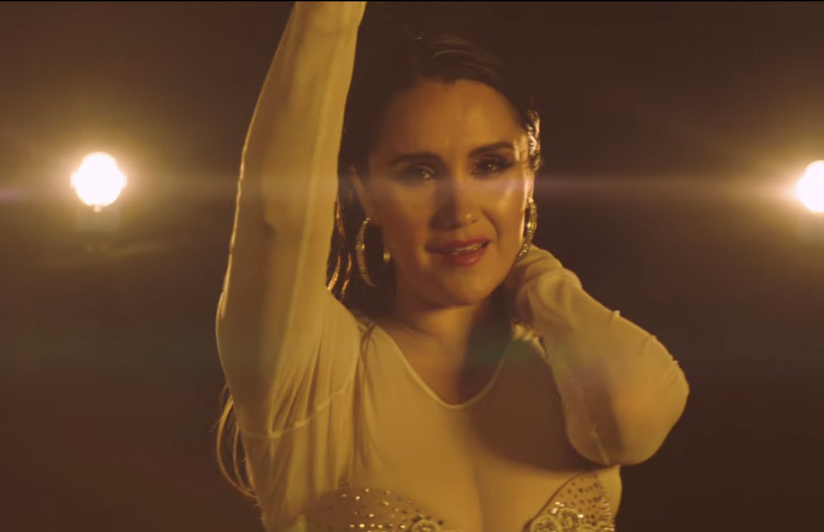 preciousavinon's tweet photo. dulce maria em La que un día te amó serviu:
- letra (composição própria)
- vocais
- pop rock 
- clipe conceitual 
- beleza (MUITA beleza)
- instrumental 

artista, gente, ARTISTA!!!!!!!! https://t.co/PwpJR2OHAJ