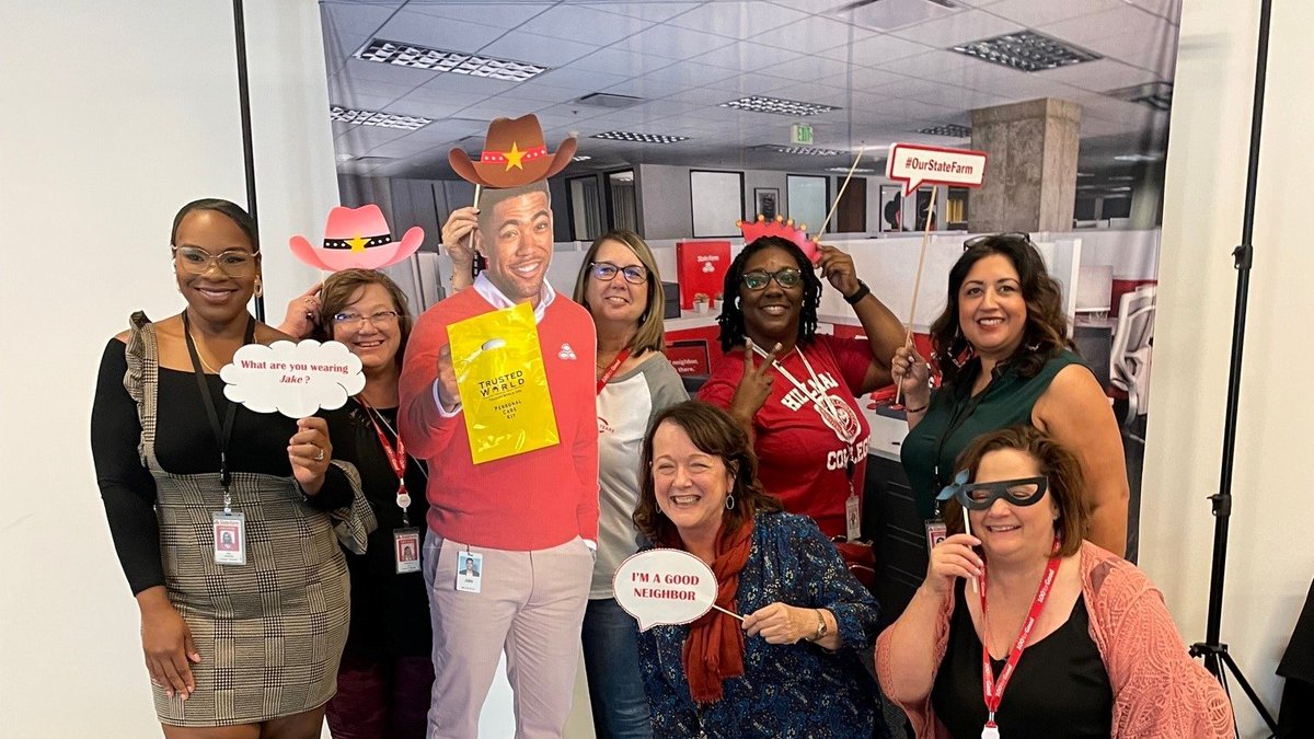 SF_citylink's tweet photo. Yesterday was #GoodNeighborDay & #DallasHub employees & agents had a good time volunteering w/@trustedworld at #CityLine! #TrustedWorld is committed to providing the best resources, at no cost, to people or organizations providing services on someone else's behalf! #OurStateFarm https://t.co/GfiplE2caN