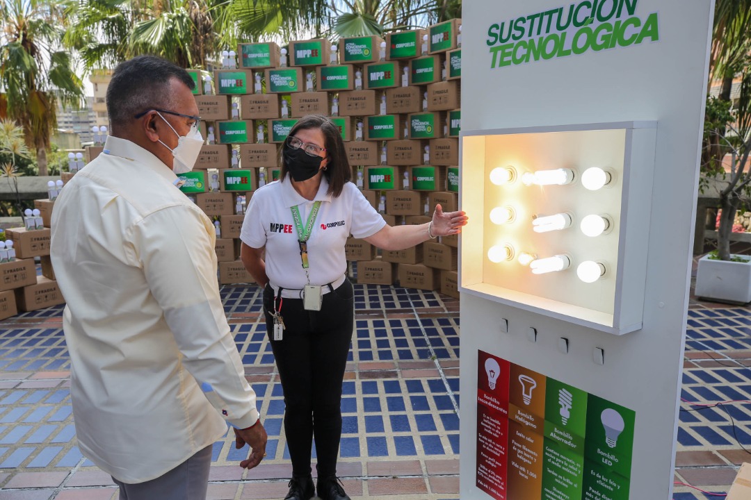 Para seguir garantizando la iluminación de los espacios en las instituciones educativas, en nombre del Pdte. <a href="/NicolasMaduro/">Nicolás Maduro</a>, el Min. de Energía Eléctrica, <a href="/NestorLReverol/">Néstor Reverol</a>, nos hizo entrega de 800 mil bombillos LED que serán distribuidos en el marco del inicio de clases.