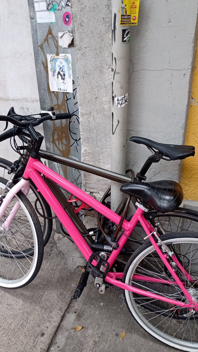 mara_lopineda's tweet photo. Me acaban de robar mi bicicleta, es la rosa. El ratero se fue por Eje 1 hacia la colonia Guerrero.
Si la ven, por favor. La acabo de armar y la uso para movilizarme.
La robaron en la calle Dr. Atl, Santa María la Ribera.
#bicicleta #BicisCompartidas #bicicleta https://t.co/63DrGPiREa
