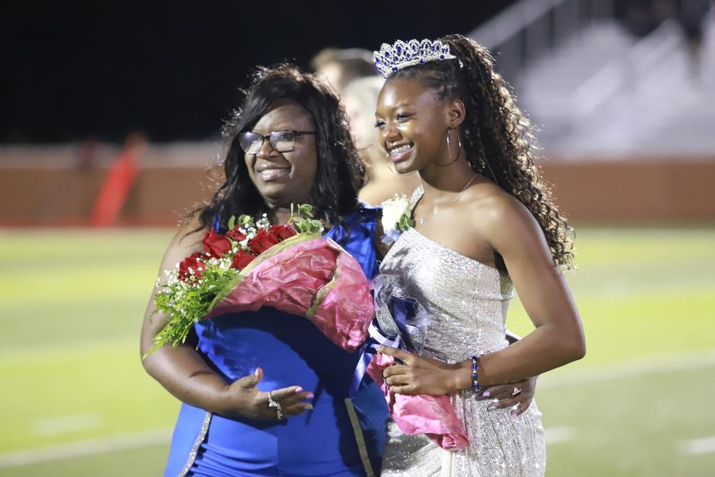 CloverEagles's tweet photo. Your 2022 @CHS_BlueEagles Homecoming Queen, Ms. Jenae Horton. https://t.co/qEDGrp5JEk