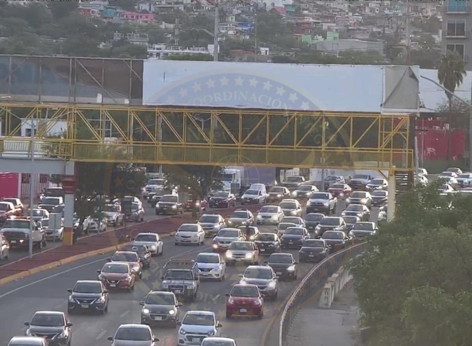 C5NuevoLeon's tweet photo. #C5NLinforma 💥🚗

ACCIDENTE VIAL en León Guzmán y Av. Morones Prieto, con dirección de PTE a OTE, Col. Nuevo Repueblo #Monterrey, se registra tráfico en la zona, considere rutas alternas ⚠️ @SSPCMonterrey https://t.co/UEWeprxTrO