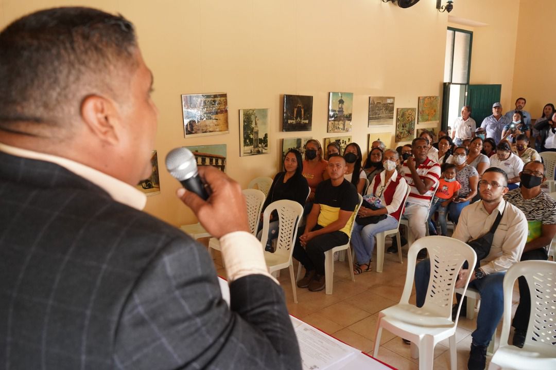Luisbarrios2021's tweet photo. #29deSeptiembre 
Hoy compartimos con diferentes líderes sociales sobre la  formación y conservación en mantenimiento de pozos profundos de agua potable, con el propósito de concientizar a todas las comunidades del municipio.

#VenezuelaInexpugnable 
#Valencia 
#Carabobo https://t.co/Def9Vx44yH