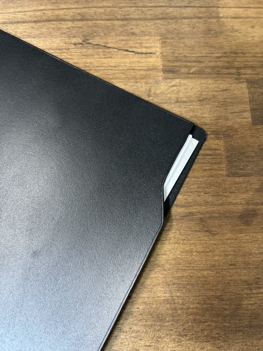 variepelli's tweet photo. variepelliのレザーファイルは独自の裏加工で書類への色移りを防止しています。

#leatherfile #filecase #書類 #A4
#variepelli #仕事 #leather https://t.co/uBuAaIhL06