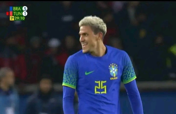 Quer um FATO? 
Panelaram o Pedro o jogo inteiro, ninguém tocava pra ele, estava dando nojo de ver isso. 
-
Mesmo assim ele sozinho fez um golaço e mostrou o pq é o 9 do Hexa!