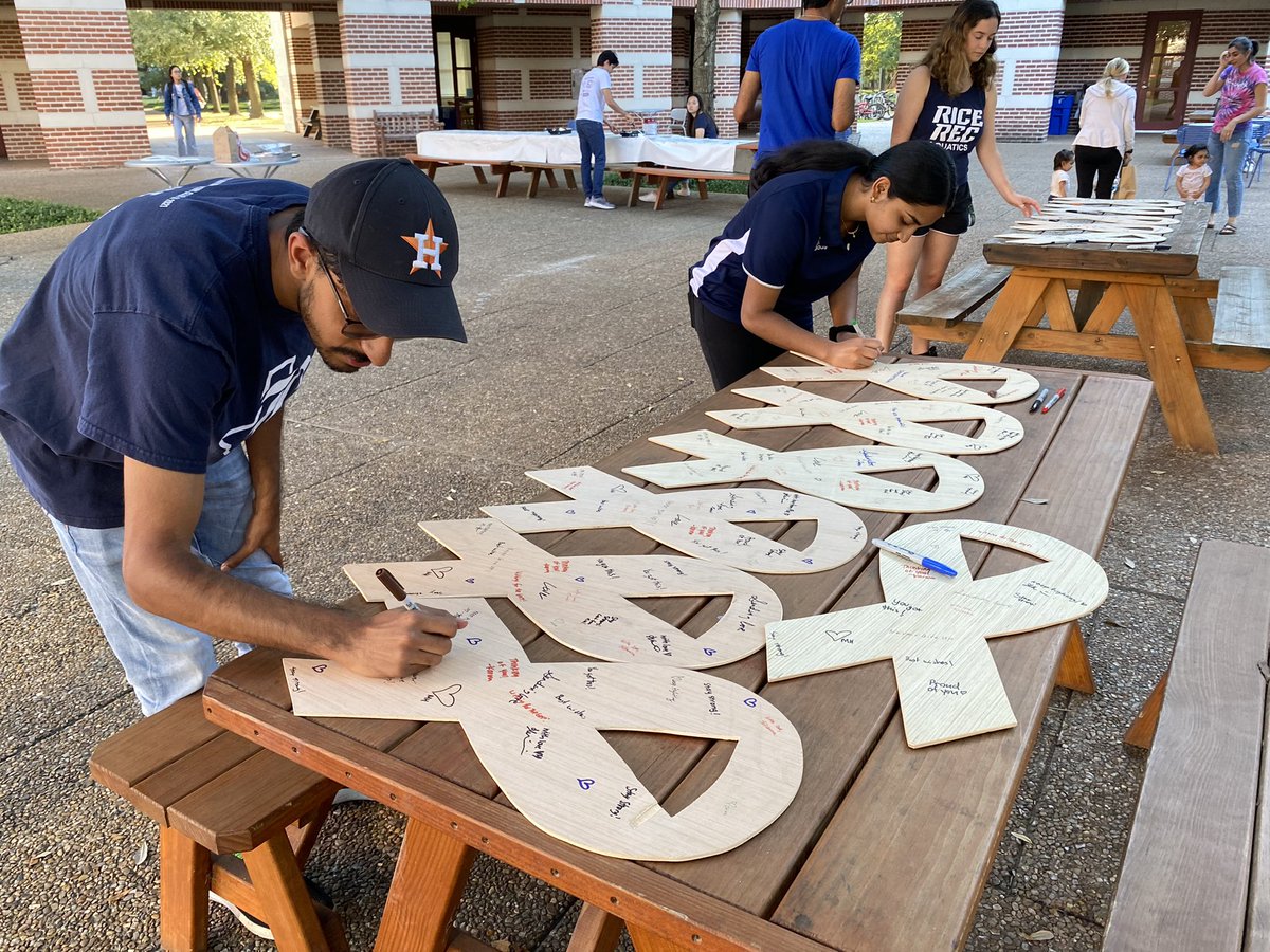 ChiFuJeffYang's tweet photo. .@chrisdraft came over to Houston today to build White Ribbons to raise #lungcancer &amp; #lungcancerscreening awareness with the ALCSI team at @RiceUniversity!! @TheWRP4LC @AmLungCSI #lcsm https://t.co/Ax5gCxlxOm
