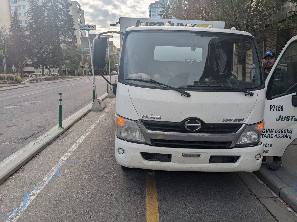 ItsPhillyT's tweet photo. Just another #yycbike home on 12th Ave when I discovered that apparently @JustJunk gets to park in the middle of one of the busiest bike routes in the city during rush hour? Nice to know who not to hire! Great team you have there @JUSTJUNKceo. @YYCTKW @JyotiGondek @CWalcottYYC https://t.co/VaOtB6xIOG