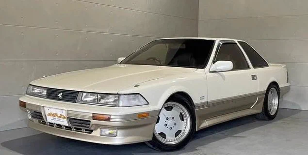 さっきのアルファロメオと全く逆の意味で【日本のナンバープレートのバランス最優先で車体デザインを考える】二代目ソアラは凄い。輸出とか全く考えてない。ここから1ミリも動かすなって意志を感じる。 