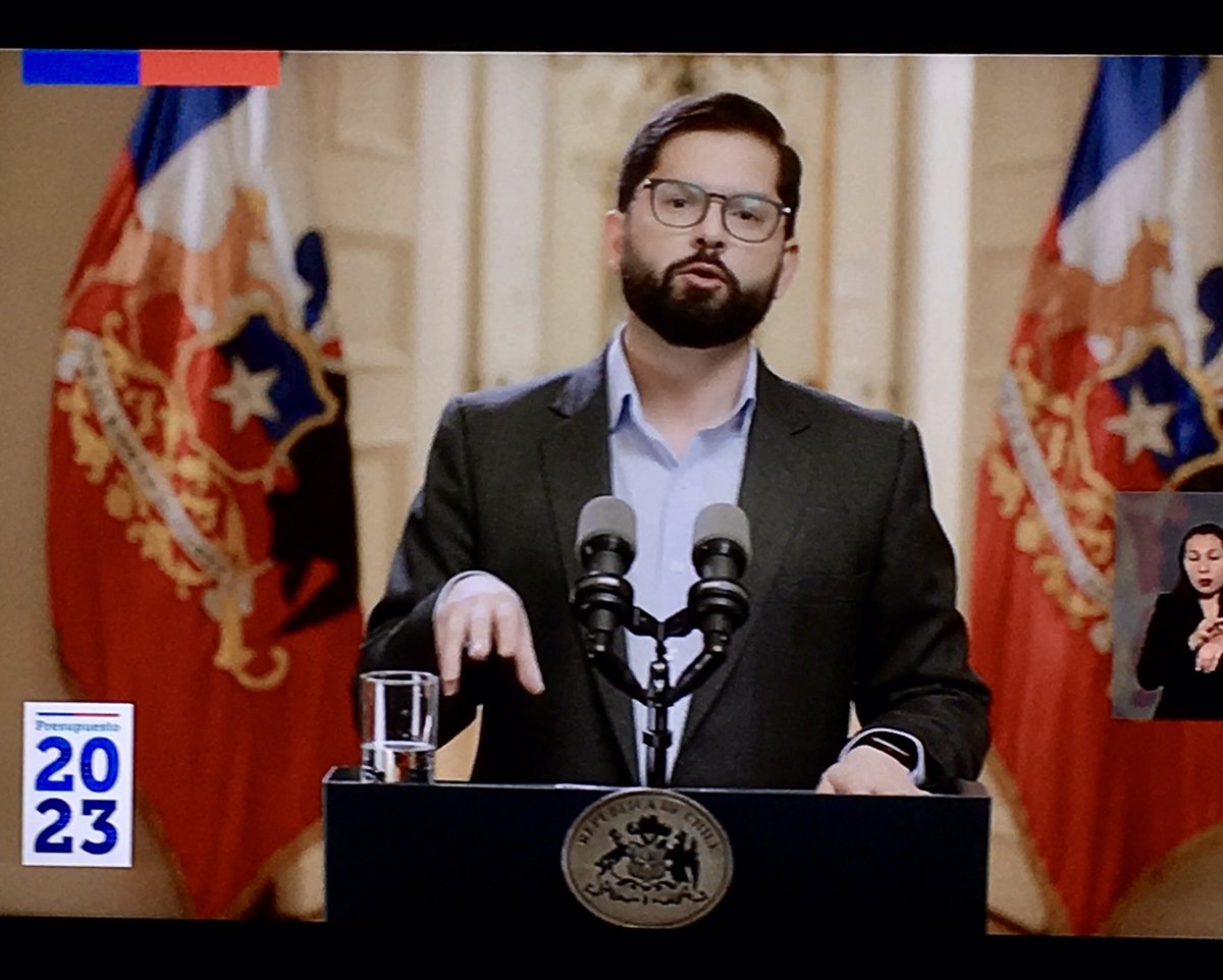 DiestroSoy's tweet photo. En #CadenaNacional @gabrielboric hace anuncios en millones de pesos, suena rimbombante, pero dicho en dólares no suena tan relevante! Un ejemplo, presupuesto de carabineros aumenta en US$25 millones La Moneda https://t.co/18inzbt2Bi